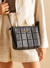 Bolsa em Couro Matelassê Preto Zíper Tiracolo